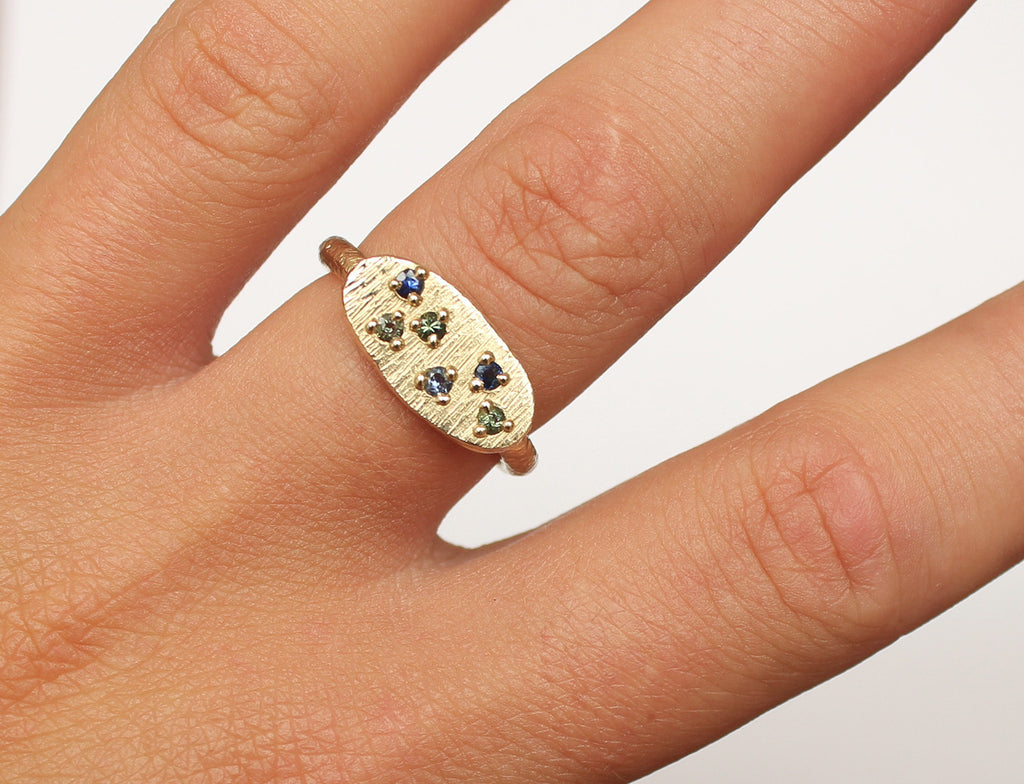 Scattered sapphire ring - gold.